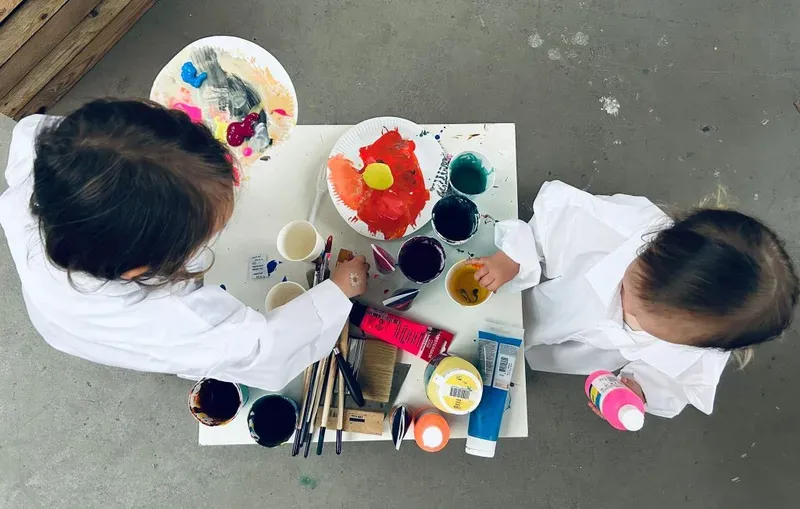 Kinder beim kreativen Gestalten